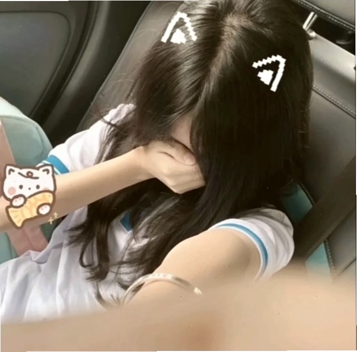 Ảnh gái xinh che mặt cute phong cách nhẹ nhàng