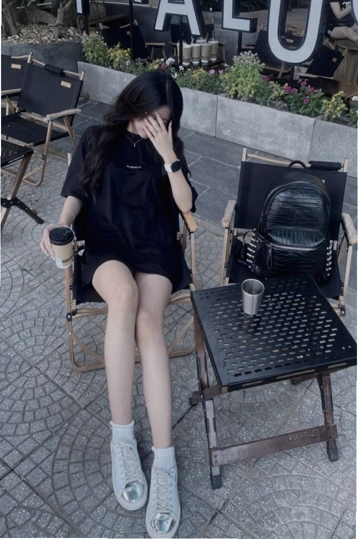 Ảnh gái xinh che mặt cute với tone màu sáng
