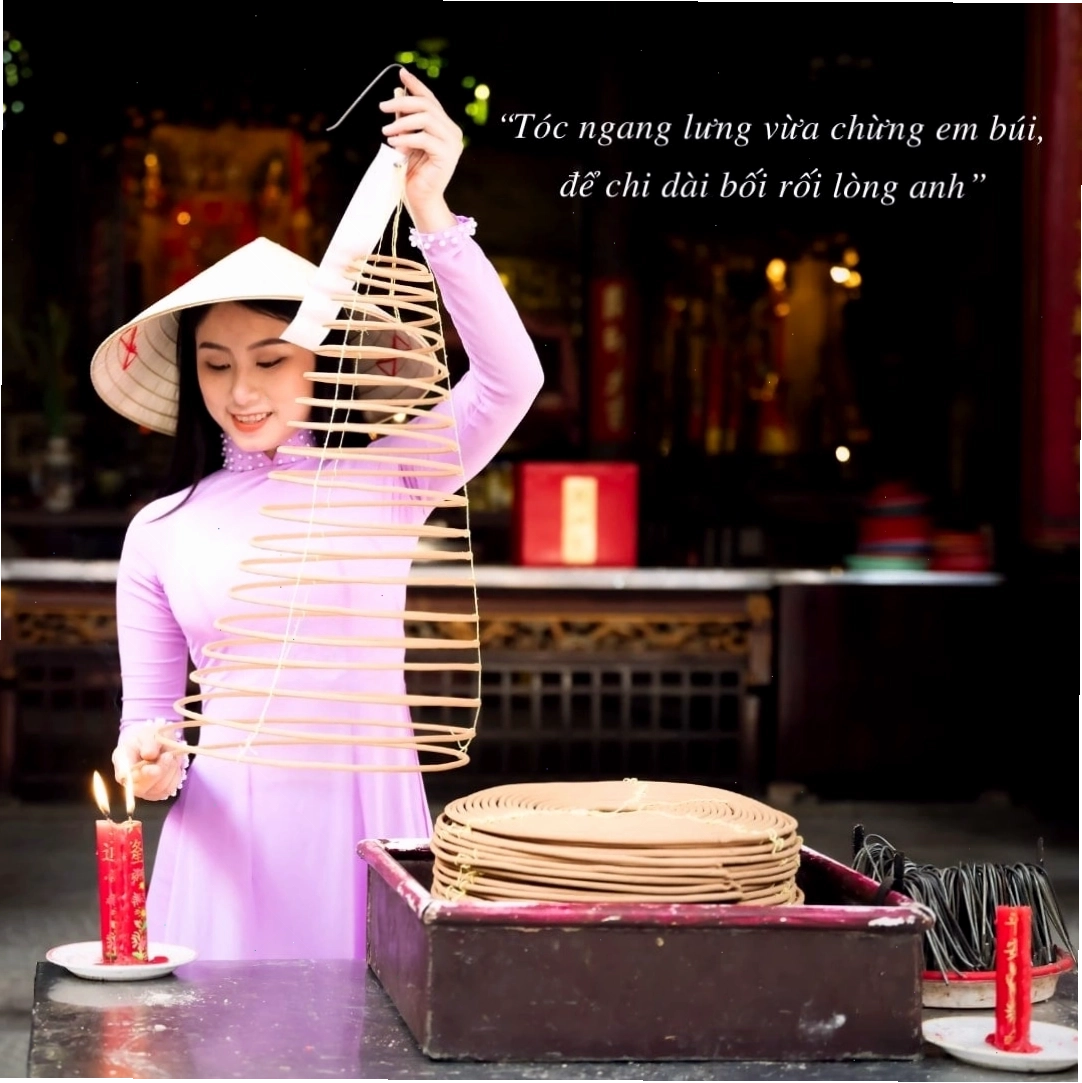 Ảnh gái xinh mặc áo dài với nụ cười tỏa nắng