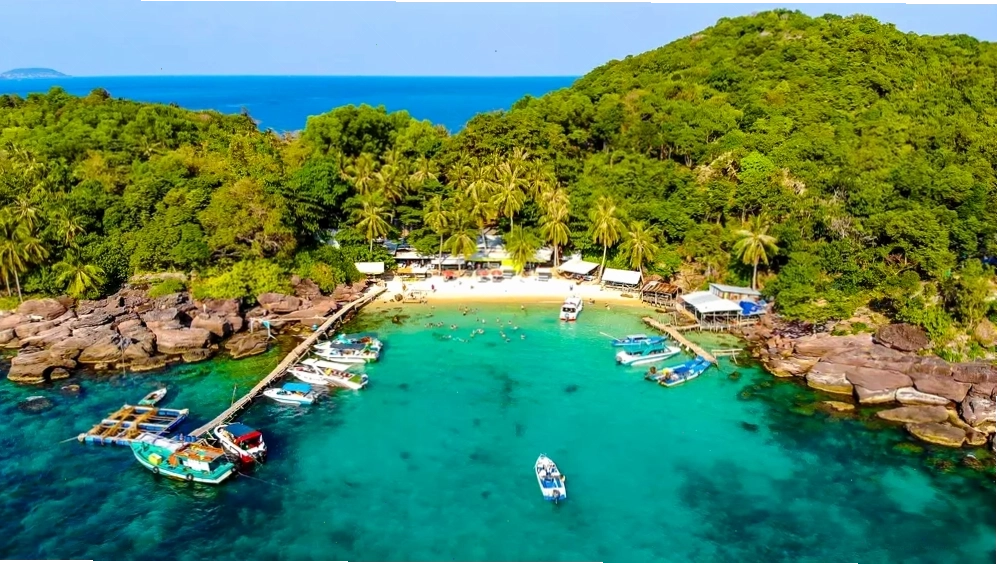 Bãi Sao Phú Quốc với cát trắng và nước biển trong xanh