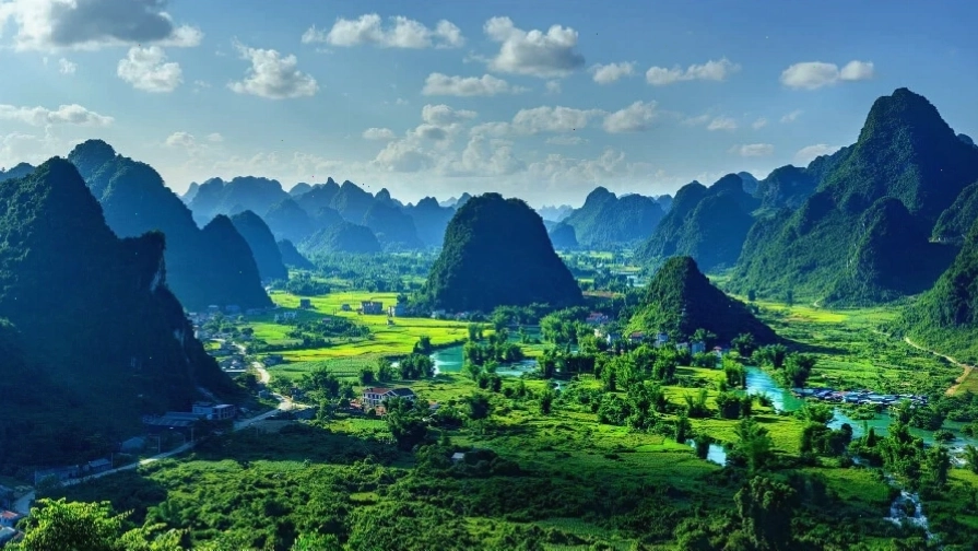 Bầu trời hoàng hôn với những gam màu rực rỡ