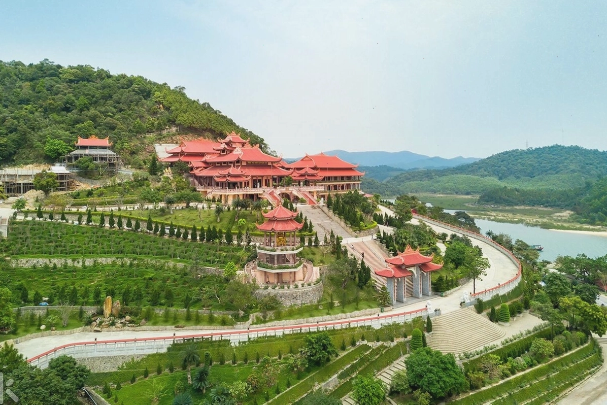 Bên trong Chùa Hoa Yên với kiến trúc cổ kính và các pho tượng Phật trang nghiêm