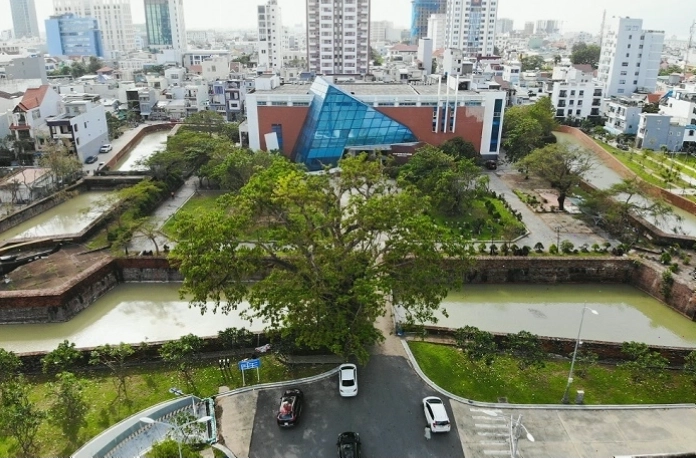 Bên trong khuôn viên Thành Điện Hải với cây xanh bao phủ