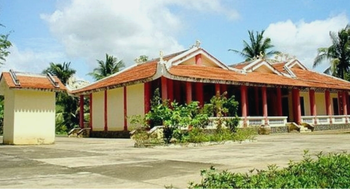 Bên trong Nhà truyền thống Khu di tích Đồng Khởi Bến Tre trưng bày nhiều hiện vật lịch sử
