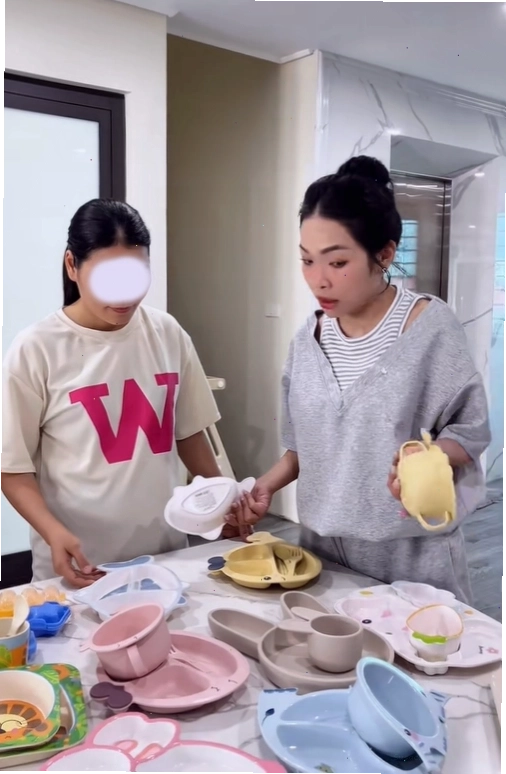 Biểu cảm hài hước trên khuôn mặt trong một meme 'phú bà'