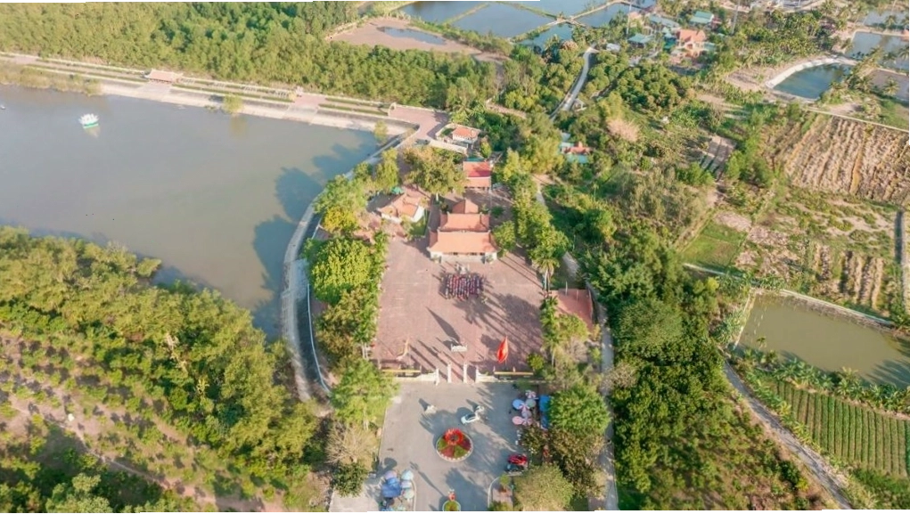 Bờ sông Bạch Đằng thơ mộng gần Di tích