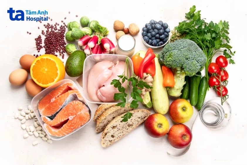 Bữa ăn lành mạnh với rau xanh, thịt gà và ngũ cốc