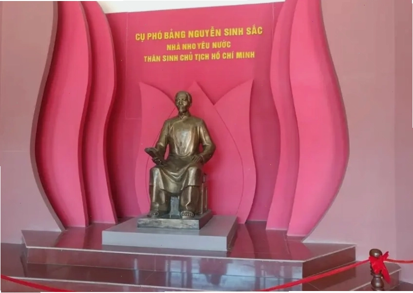Bức tượng đồng Cụ Phó Bảng Nguyễn Sinh Sắc tại Khu di tích