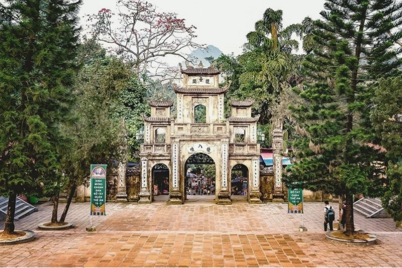 Cảnh quan hùng vĩ của quần thể Chùa Hương Hà Nội