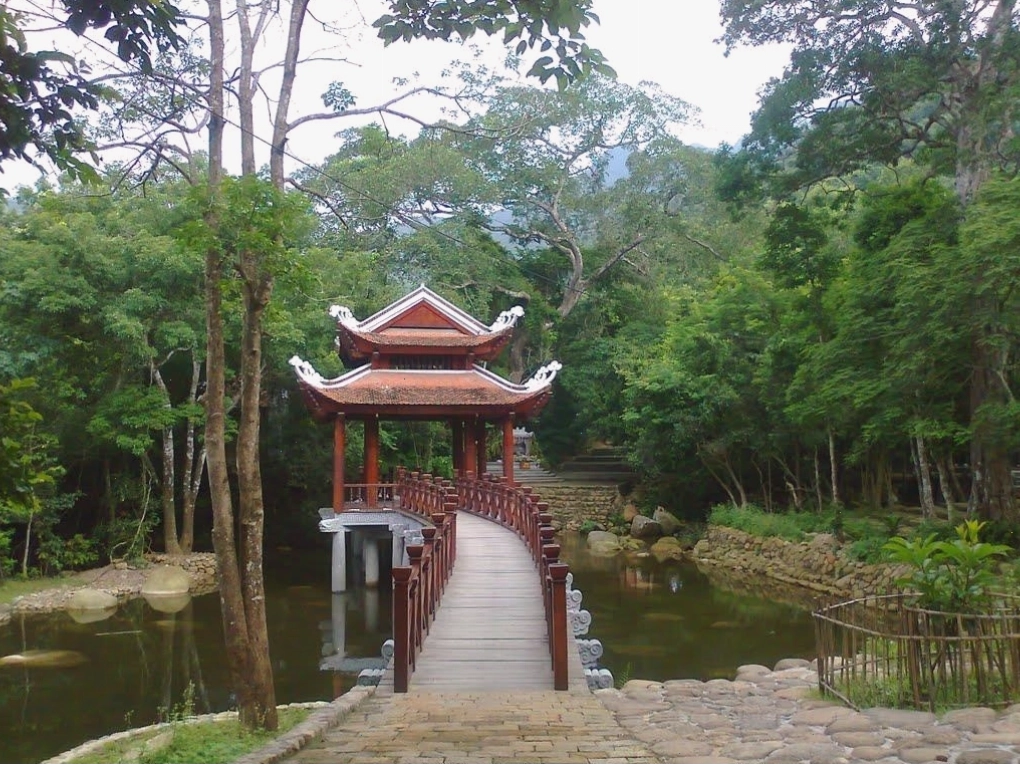 Cảnh quan thiên nhiên tươi đẹp bao quanh khu di tích danh thắng Yên Tử