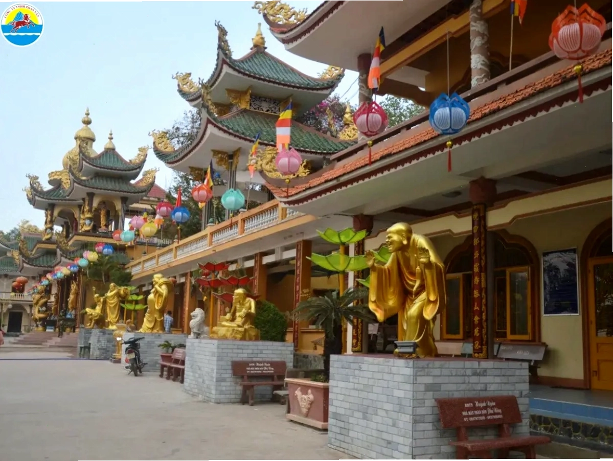 Cảnh quan thiên nhiên tươi đẹp gần một di tích lịch sử Bình Dương
