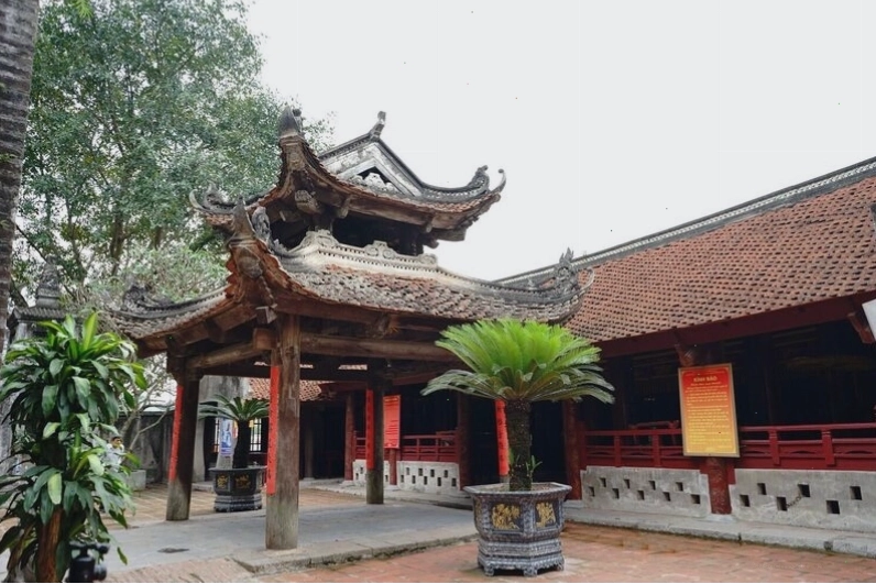 Cảnh quan xanh mát bao quanh một di tích lịch sử