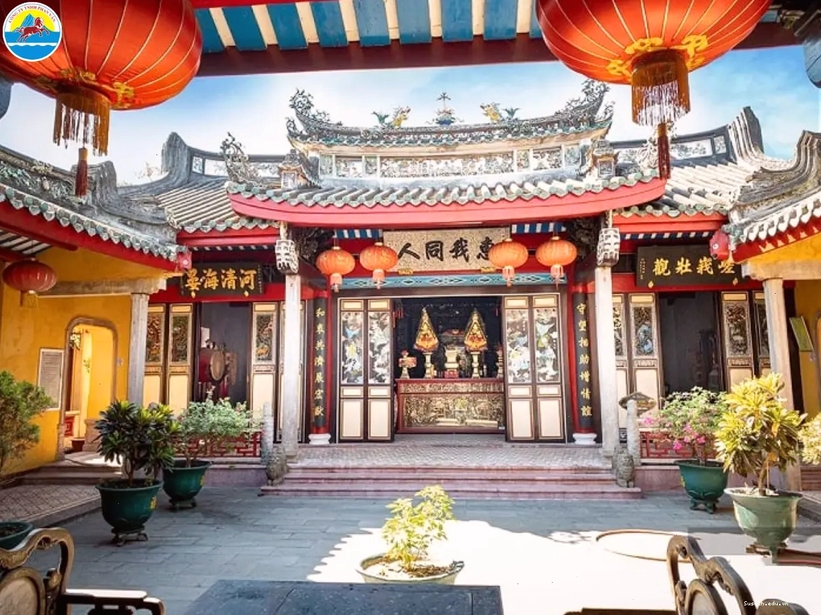 Cảnh quan xanh mát quanh một di tích lịch sử Bình Dương