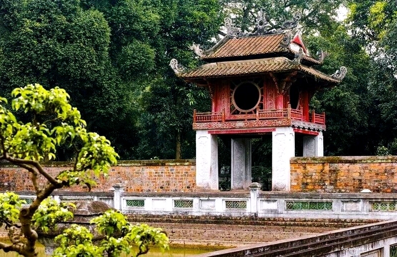 Cảnh quan yên bình tại một di tích lịch sử nông thôn