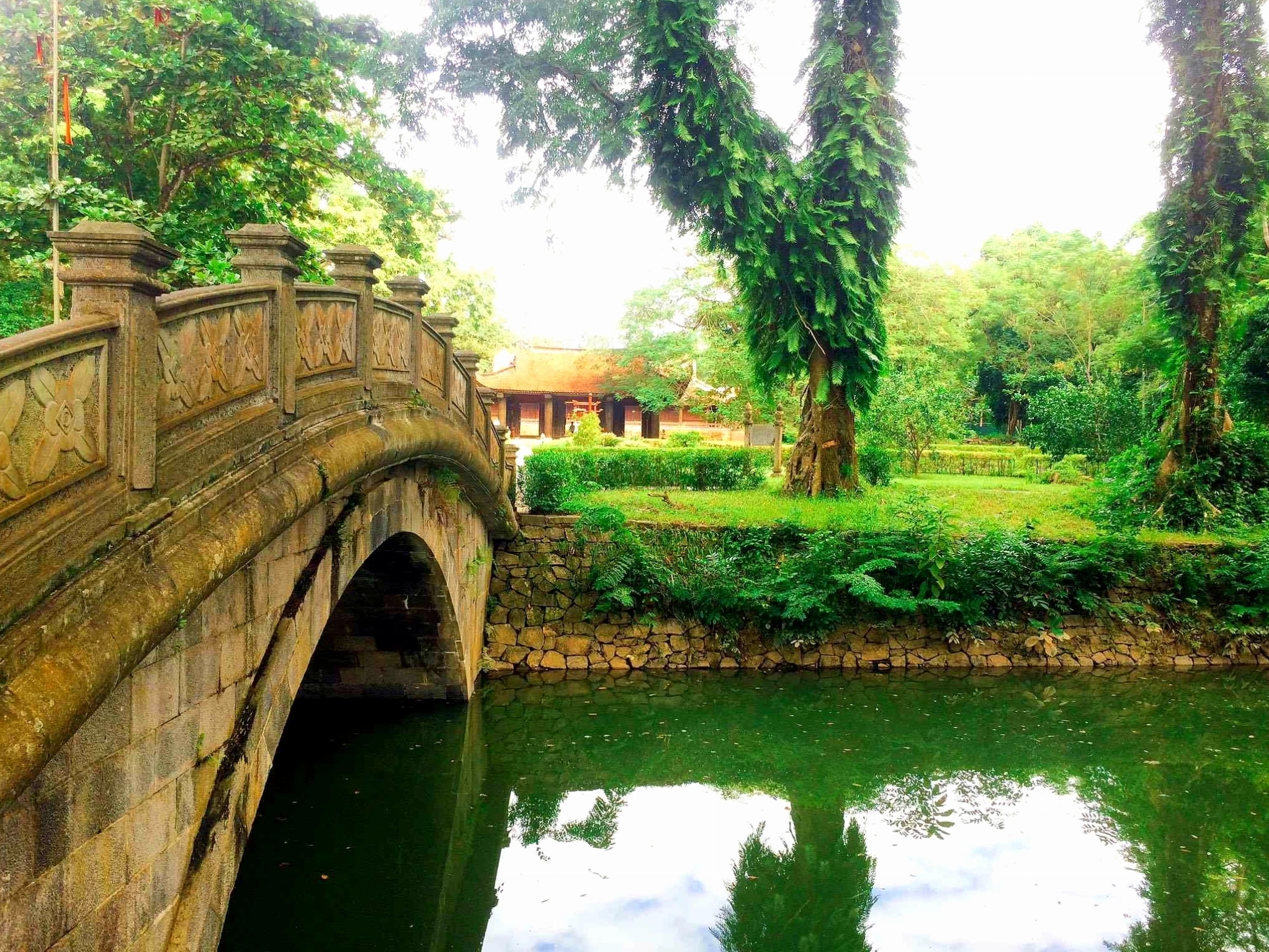 Cầu Bạch tại khu di tích Lam Kinh