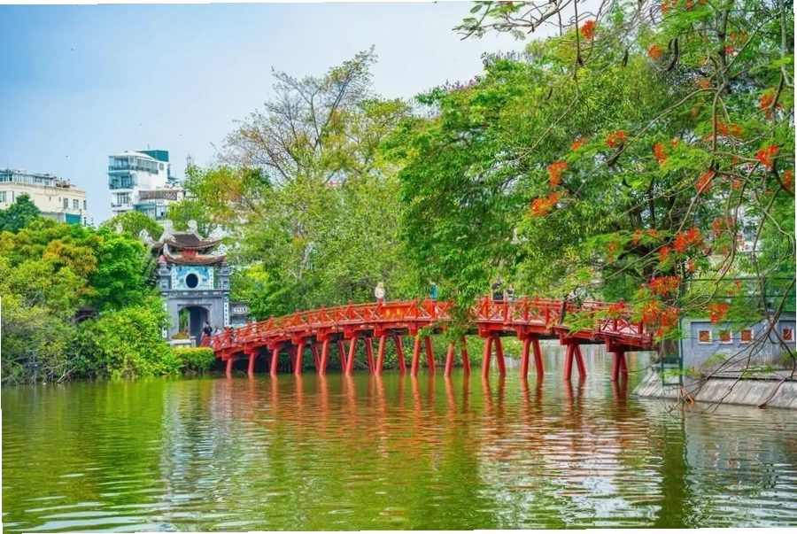 Cầu Thê Húc với sắc đỏ son rực rỡ là biểu tượng quen thuộc của Hà Nội