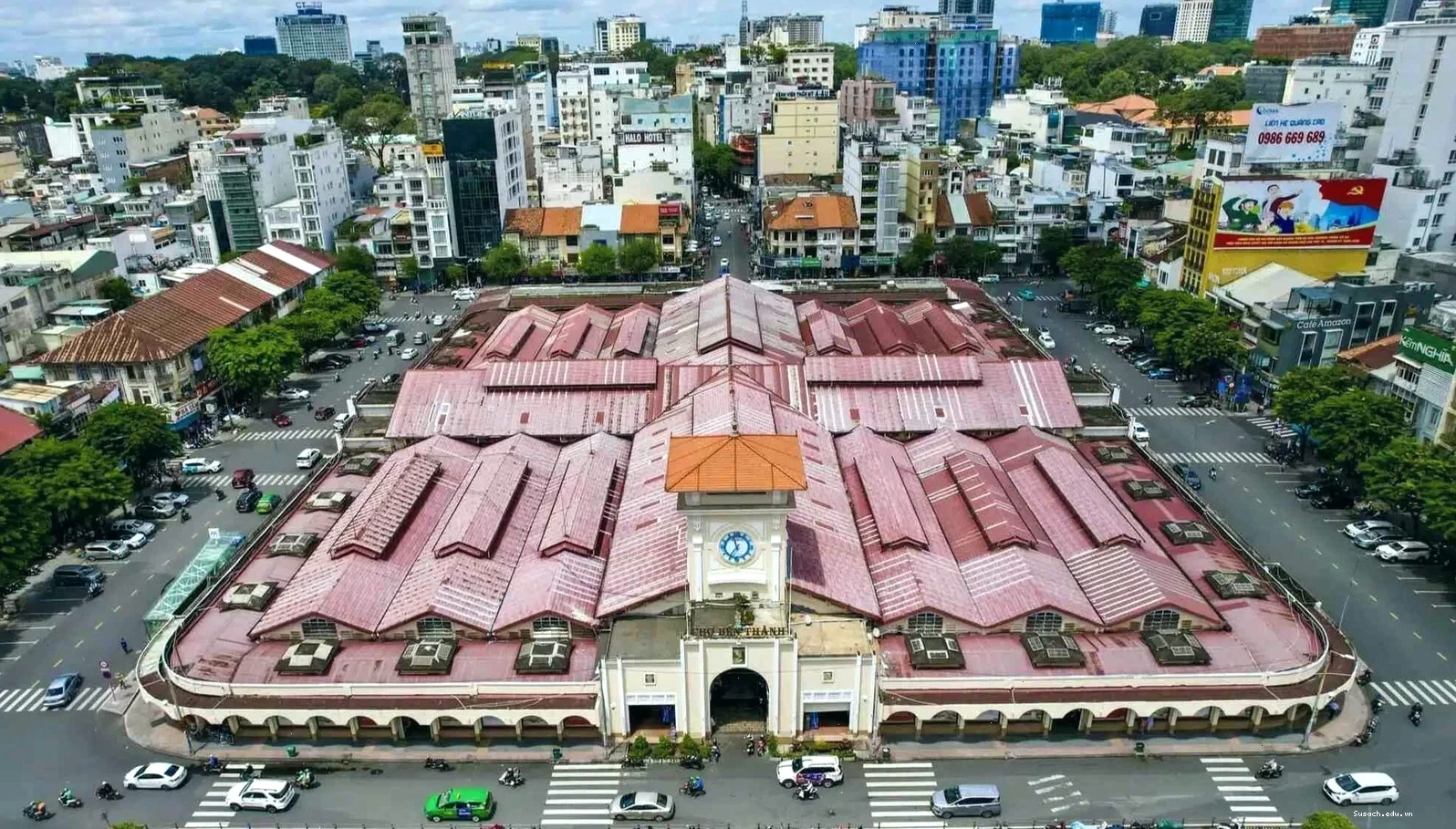 Chợ Bến Thành với kiến trúc Pháp cổ kính và biểu tượng tháp đồng hồ