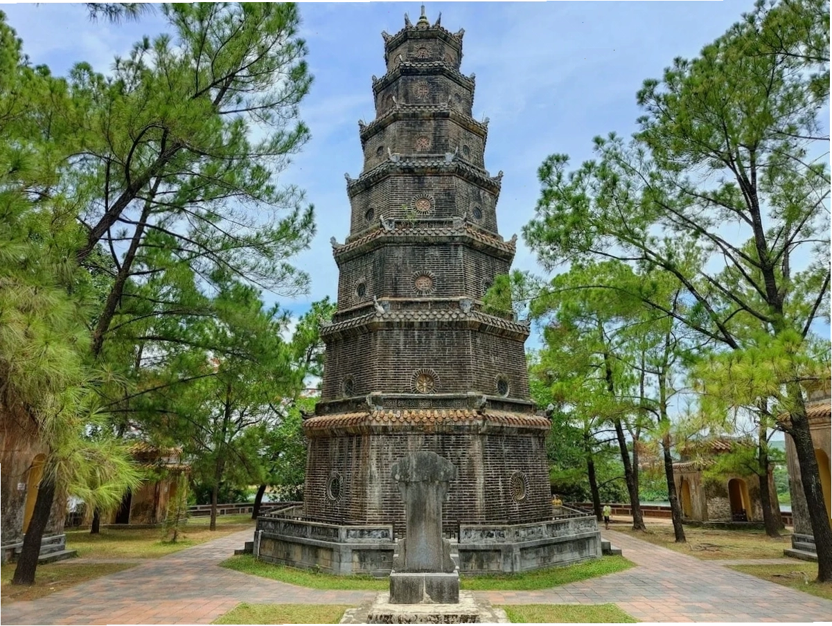 Chùa Thiên Mụ với ngọn tháp cổ kính