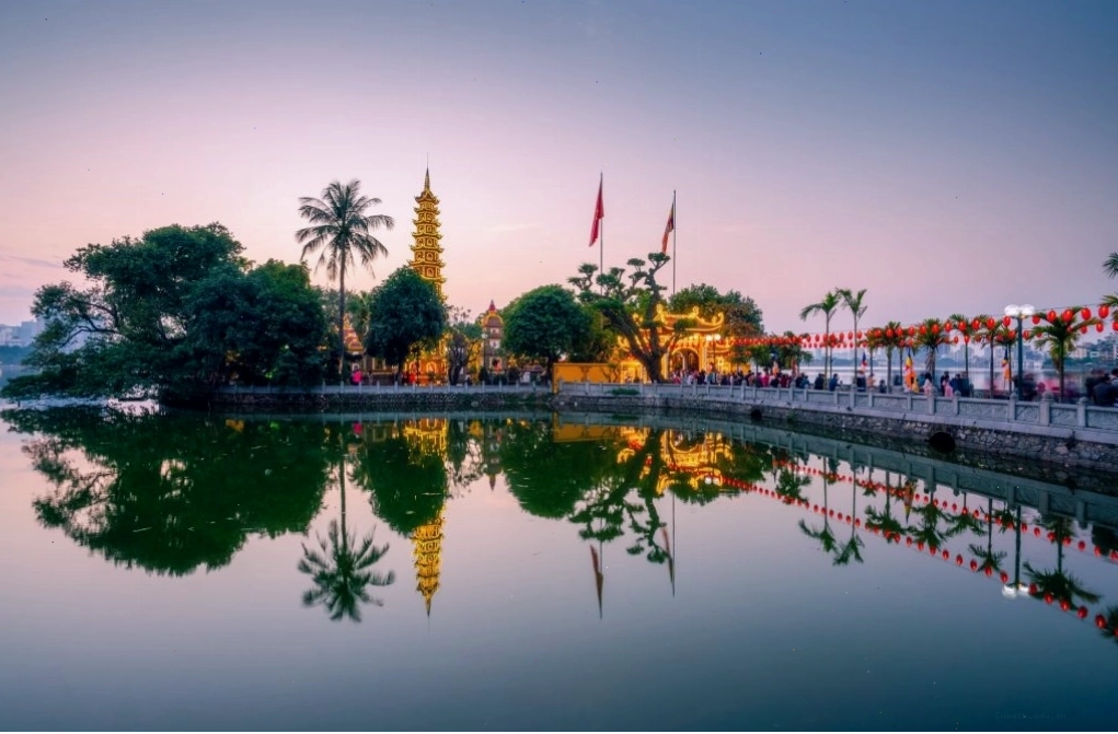 Chùa Trấn Quốc soi bóng bên mặt hồ yên ả, một di tích lịch sử tại Hà Nội