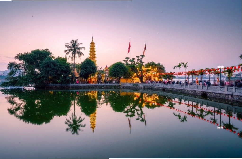 Chùa Trấn Quốc soi bóng trên mặt hồ yên ả