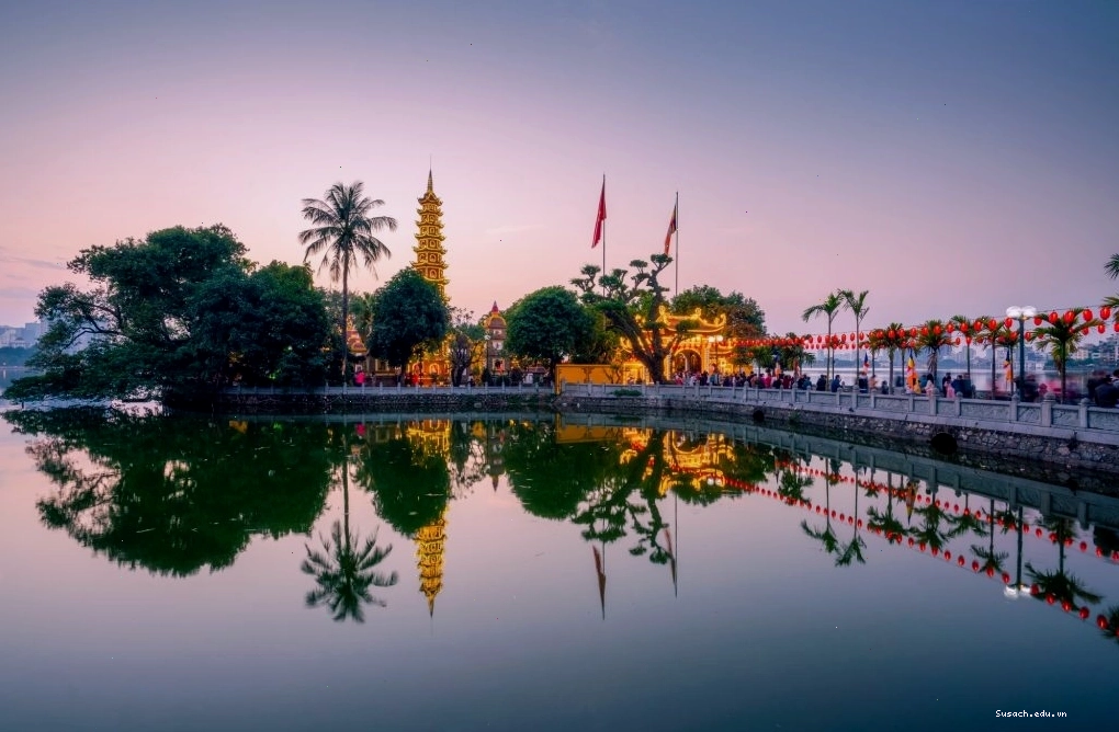 Chùa Trấn Quốc soi bóng trên mặt hồ yên ả, một di tích lịch sử tiêu biểu tại Hà Nội