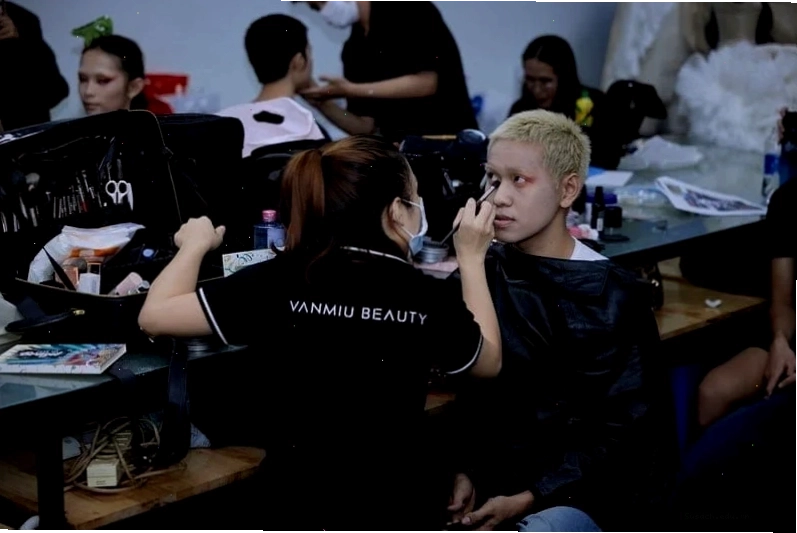 Chuyên gia makeup thực hiện trang điểm cho người nổi tiếng trong sự kiện