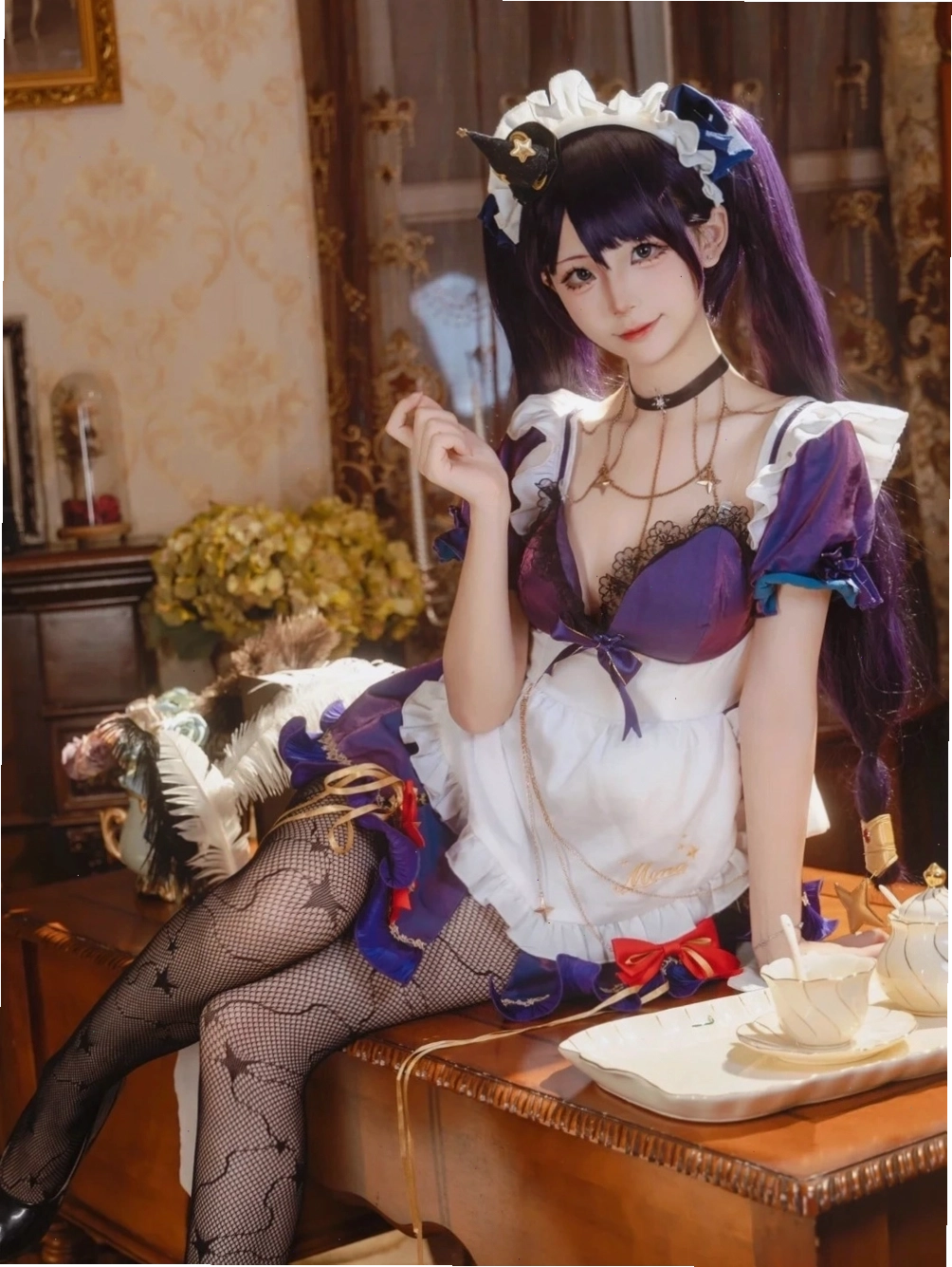 Cô gái cosplay hầu gái với phong thái tự tin