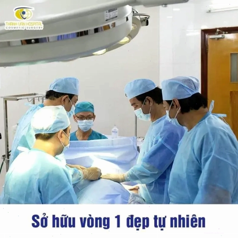 Cô gái đang tạo dáng nhẹ nhàng trước ống kính