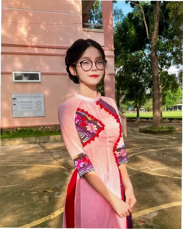 Cô gái K9 xinh đẹp tạo dáng chuyên nghiệp