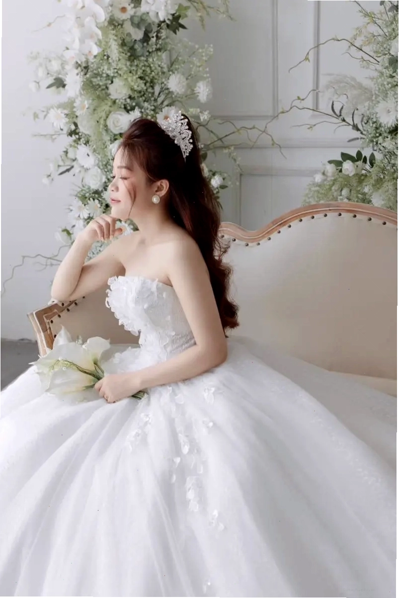Cô gái khóc trong không gian tĩnh lặng, thể hiện nỗi buồn sâu sắc