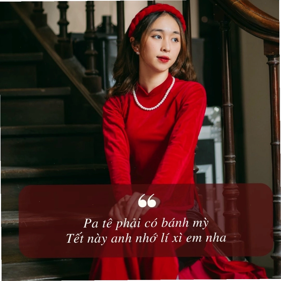 Cô gái mặc áo dài đỏ rực rỡ trong không khí Tết