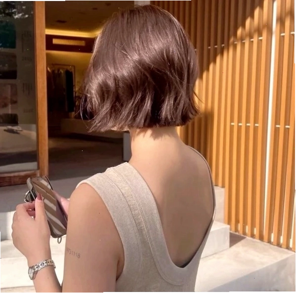 Cô gái quay lưng dưới ánh sáng tự nhiên