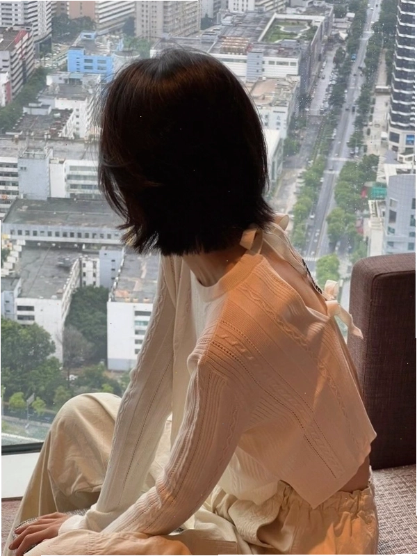 Cô gái quay lưng nhìn xa xăm đầy suy tư