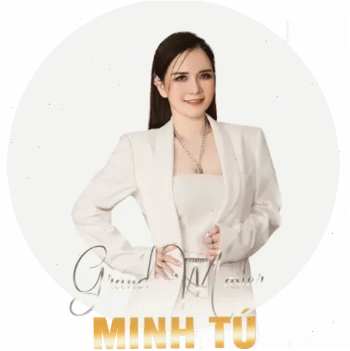 Cô gái trẻ trung che mặt, nhìn xa xăm