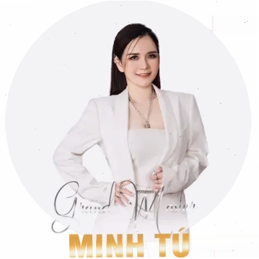 Cô gái trẻ với ánh mắt buồn bã và giọt lệ trên má