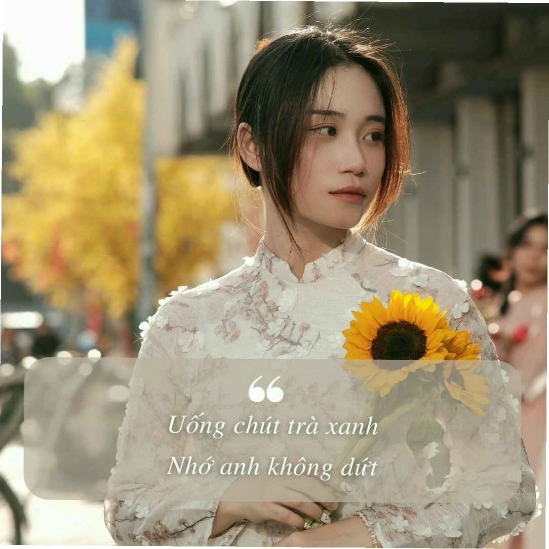 Cô gái Việt Nam duyên dáng trong tà áo dài bên bờ biển