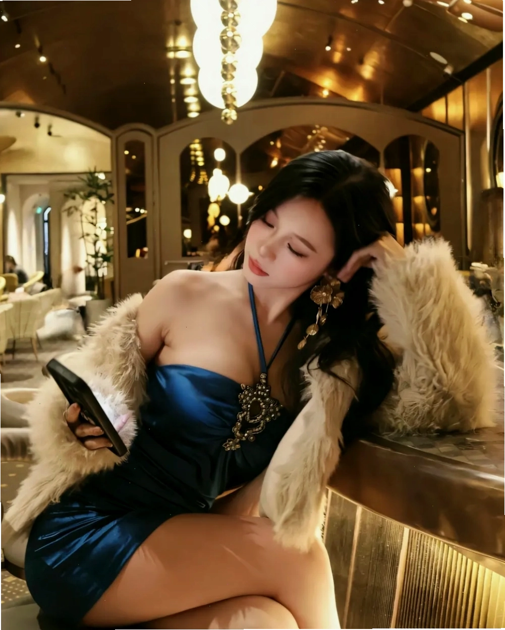 Cô gái Việt sexy, khoe đường cong quyến rũ với trang phục ôm sát