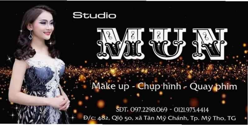 Cô gái với biểu cảm buồn bã, đôi mắt ngấn lệ