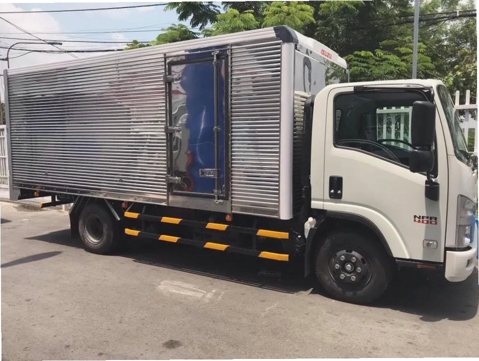 Cô gái với phong cách thời trang đường phố cá tính