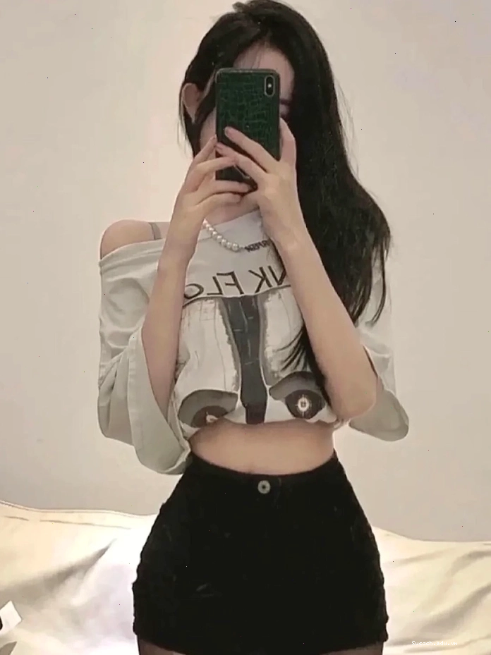 Cô gái xinh biểu cảm ngầu khi che mặt bằng điện thoại