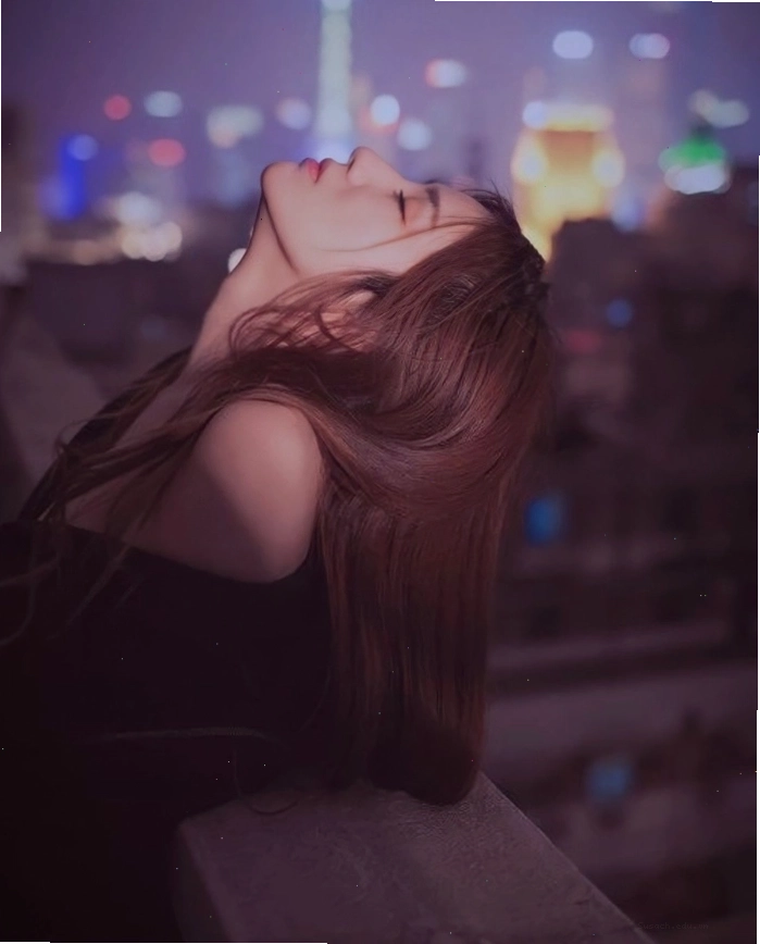 Cô gái xinh buồn nhìn xa xăm, ẩn chứa nhiều tâm sự