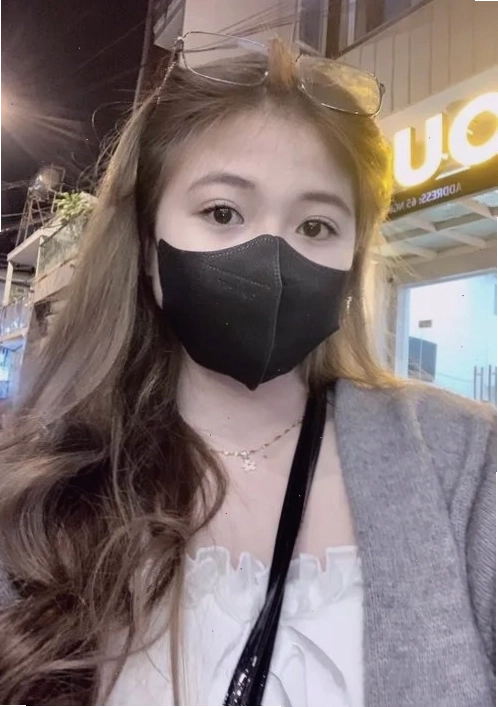 Cô gái xinh đẹp với ánh mắt cuốn hút khi đeo khẩu trang màu đen