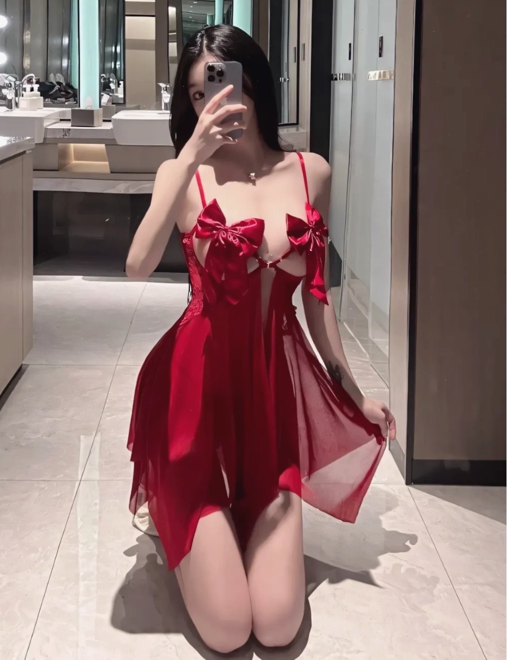 Cô gái xinh đẹp với trang phục gợi cảm, khoe đường cong quyến rũ