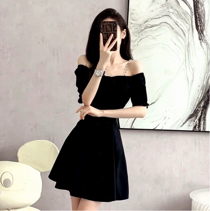Cô gái xinh dùng điện thoại che mặt dưới ánh sáng đẹp