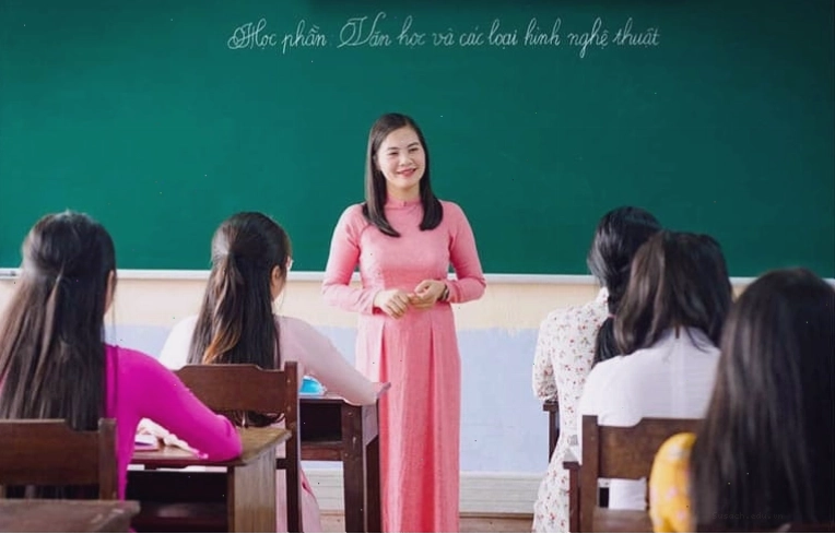 Cô giáo tận tâm bên trang giáo án