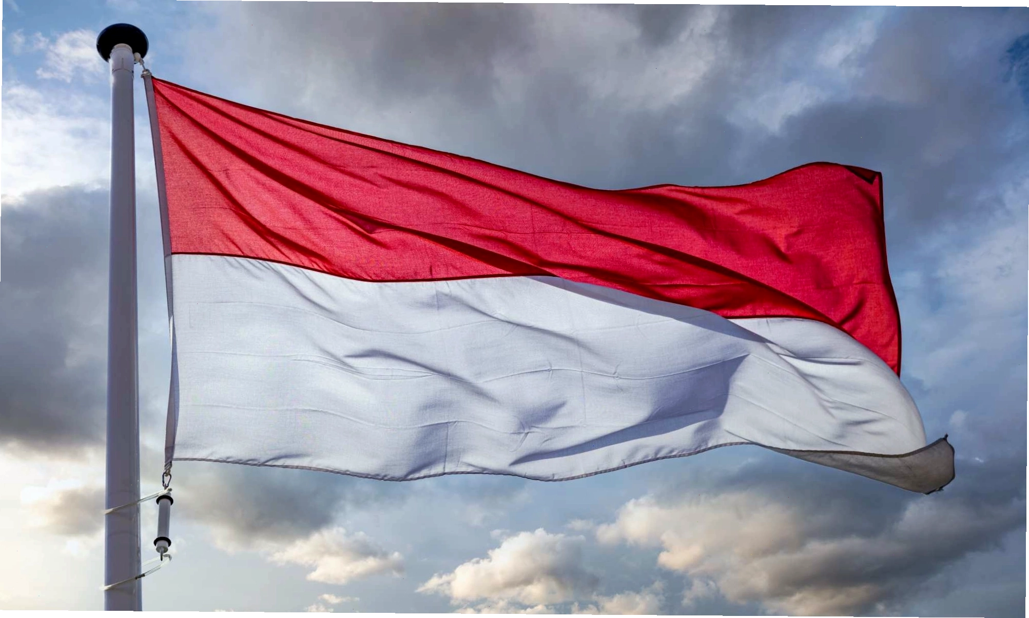 Cờ Indonesia tung bay trong gió, biểu tượng của nền độc lập