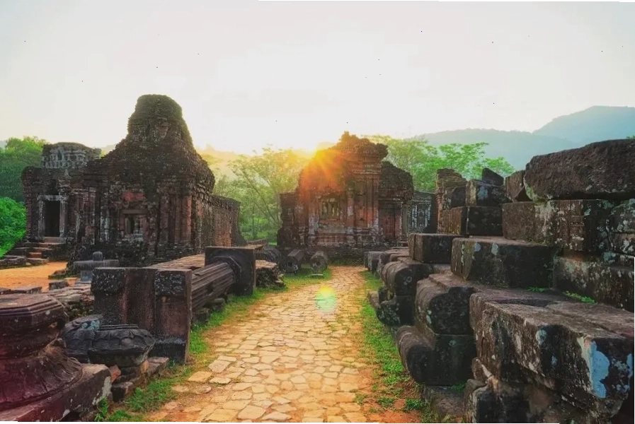 Con đường dẫn vào Thánh địa Mỹ Sơn với hai hàng cây xanh mát