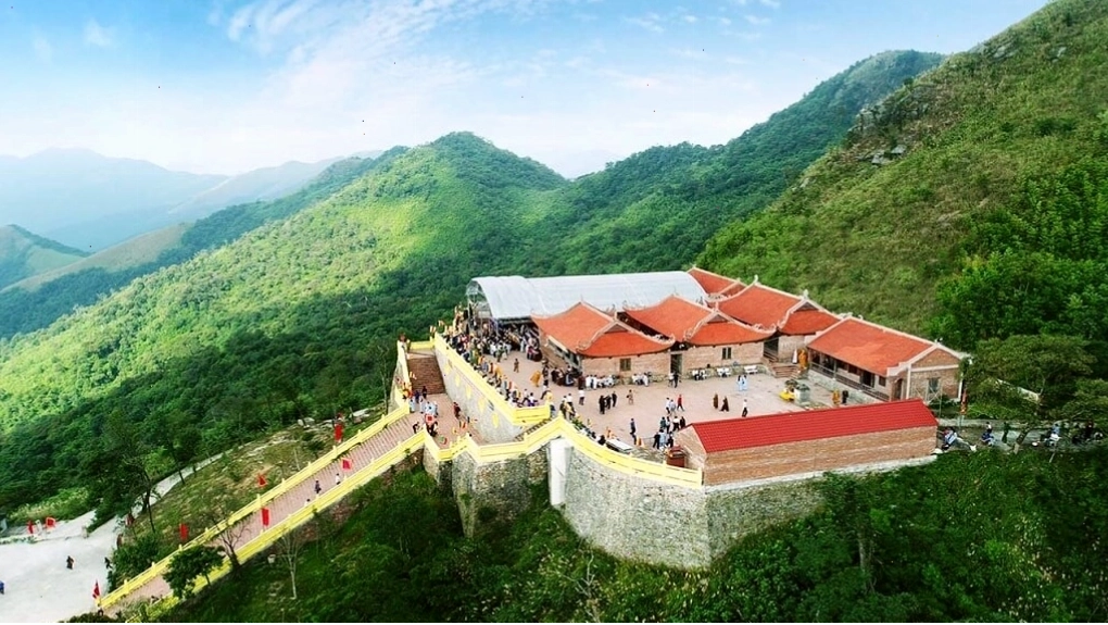 Con đường mòn cổ kính dẫn lên đỉnh Yên Tử, hai bên là cây cổ thụ và rêu phong