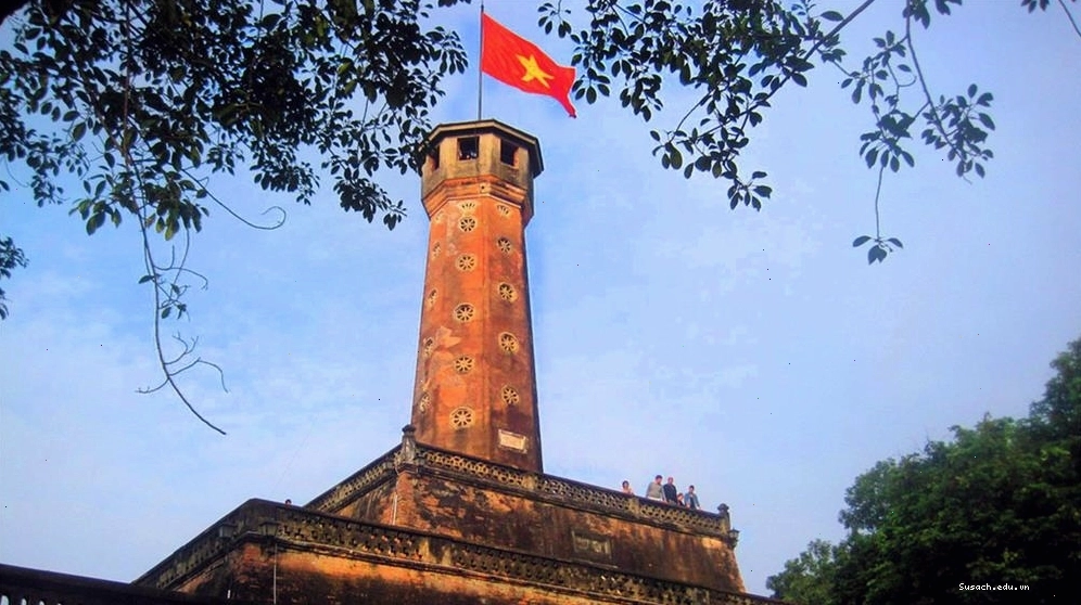 Cột Cờ Hà Nội sừng sững giữa trung tâm Hoàng Thành Thăng Long