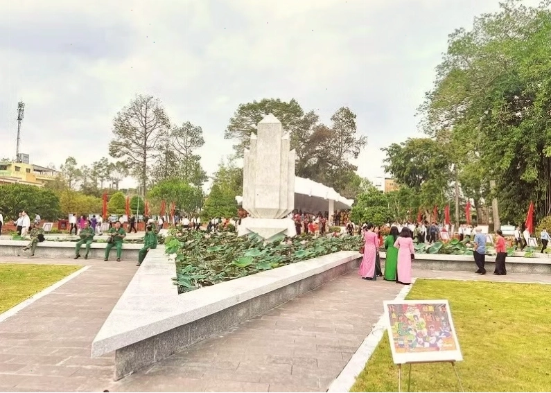 Đại biểu và nhân dân viếng Mộ Cụ Phó Bảng Nguyễn Sinh Sắc tại Đồng Tháp